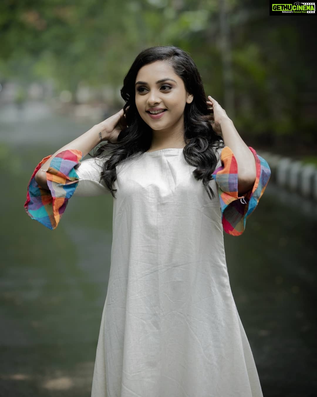 Smruthi Venkat Instagram - #candid @sathish_pro Pc @kiransaphotography H&M @chisellemakeupandhair Wardrobe @theanarkalishop