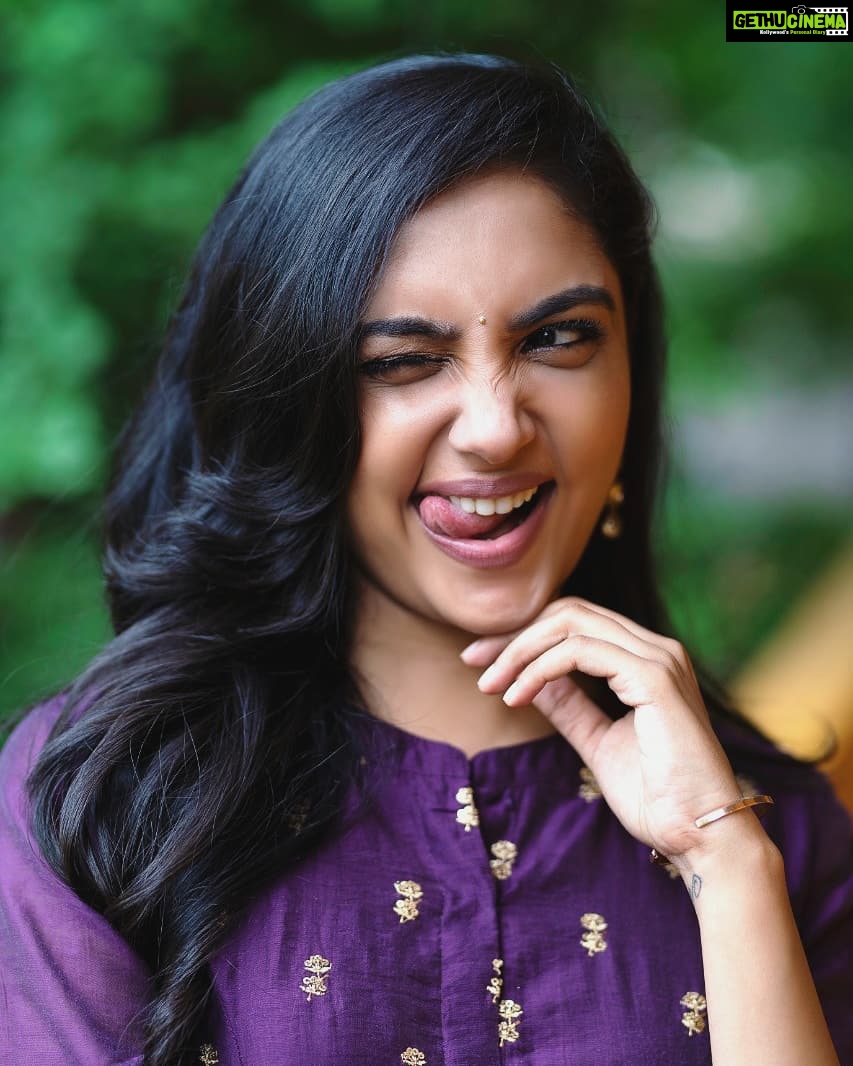 Smruthi Venkat Instagram - Being naughty makes life a lot more fun 😜😝🤭 Pc @iam_just_a_common_man H&M @leandra_bombshellmakeup