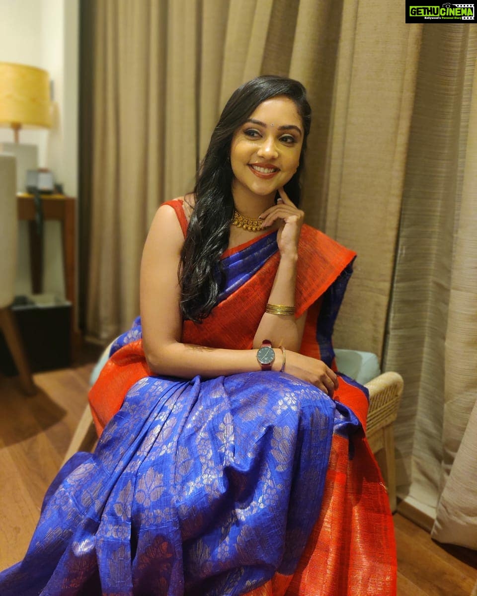 Smruthi Venkat Instagram - My favourite thing to wear is a saree 💙♥️ Thanks a ton @monzasbymonishaashwin for the prett saree and the necklace ♥️ Hair and makeup @vurvesalon 💙 Sheraton Grand Chennai Resort & Spa