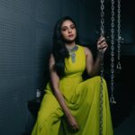 Smruthi Venkat Instagram - Good things come to those who hustle ✨ @sathish_pro Pc @portraitsbyunni Wardrobe @labelmana 💚 H&M @lakshmakeover_ ♥️ Location @shoutbarandcafe