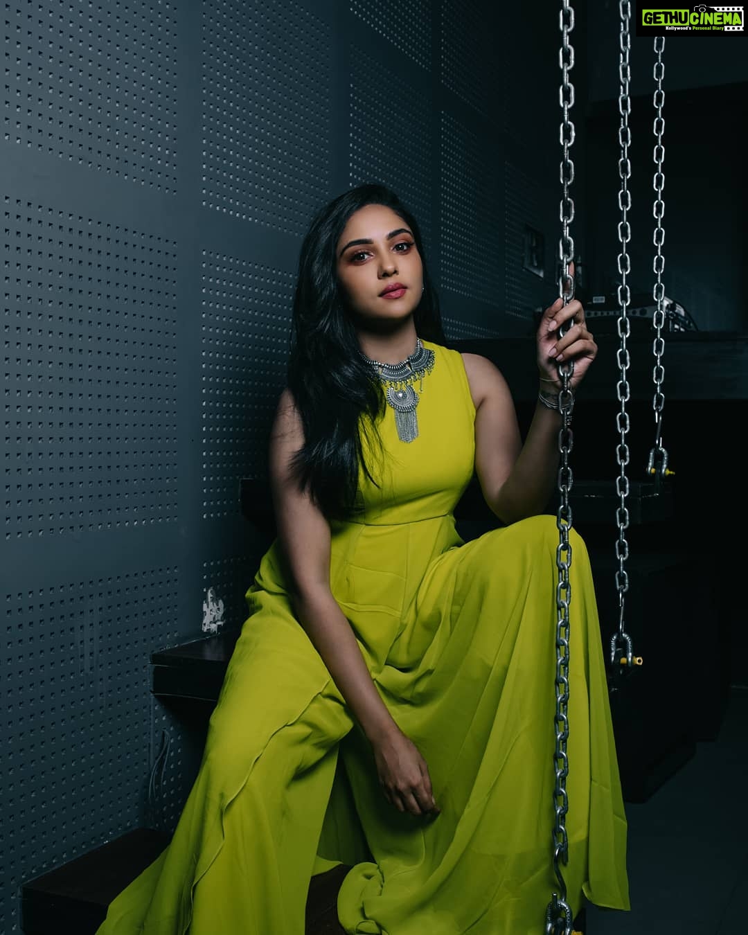 Smruthi Venkat Instagram - Good things come to those who hustle ✨ @sathish_pro Pc @portraitsbyunni Wardrobe @labelmana 💚 H&M @lakshmakeover_ ♥️ Location @shoutbarandcafe