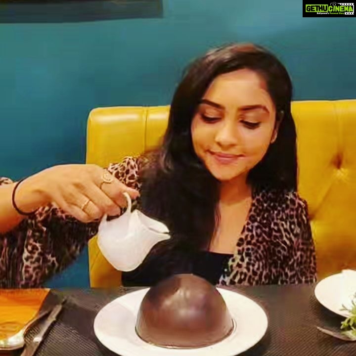 Smruthi Venkat Instagram - #happinessisdesserts #eatingmakesmehappy #highfood #lovedessert #hotchocolatebrownie #chocotherapy #foodie ♥️ @gossipbistro