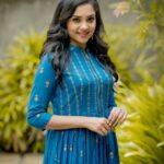 Smruthi Venkat Instagram - #mondayblues 💙✨ @sathish_pro @teamaimpro Pc @kiransaphotography H&M @chisellemakeupandhair Wardrobe @theanarkalishop_official