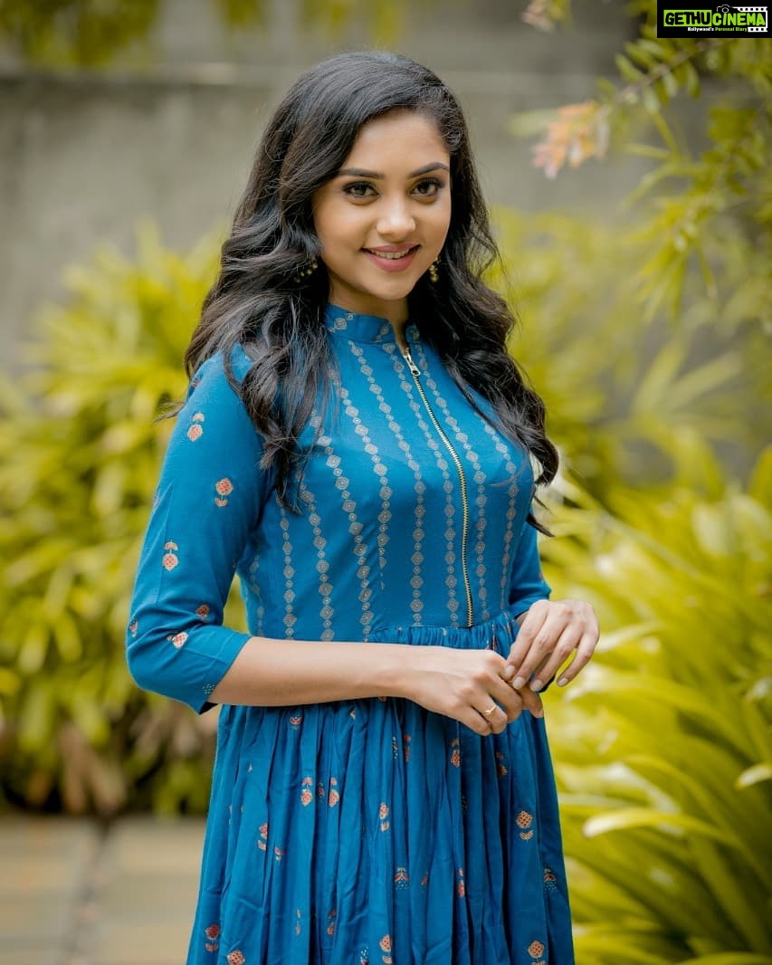 Smruthi Venkat Instagram - #mondayblues 💙✨ @sathish_pro @teamaimpro Pc @kiransaphotography H&M @chisellemakeupandhair Wardrobe @theanarkalishop_official