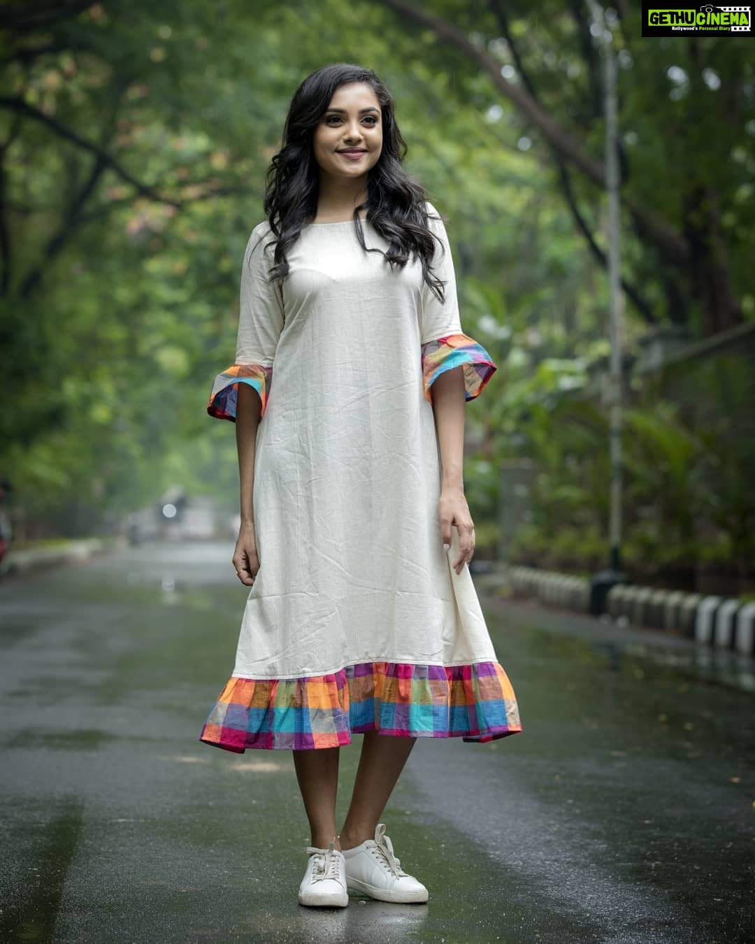 Smruthi Venkat Instagram - Happiness is the path enjoy the journey ✨ @sathish_pro @teamaimpro Pc @kiransaphotography Mua @chisellemakeupandhair Wardrobe @theanarkalishop_official