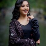 Smruthi Venkat Instagram - Carry laughter with you wherever you go ✨ @sathish_pro Photo @kiransaphotography Mua @chisellemakeupandhair Wardrobe @theanarkalishop_official