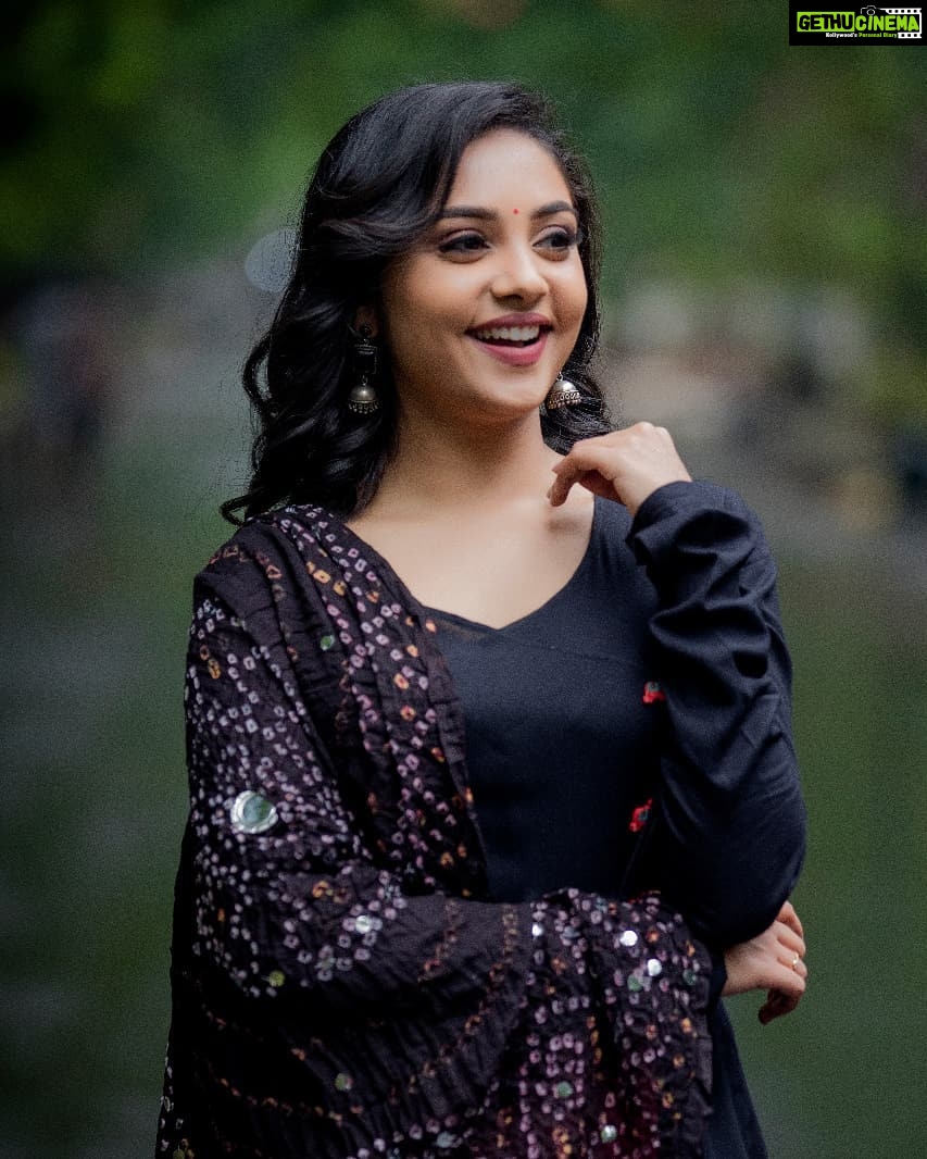 Smruthi Venkat Instagram - Carry laughter with you wherever you go ✨ @sathish_pro Photo @kiransaphotography Mua @chisellemakeupandhair Wardrobe @theanarkalishop_official