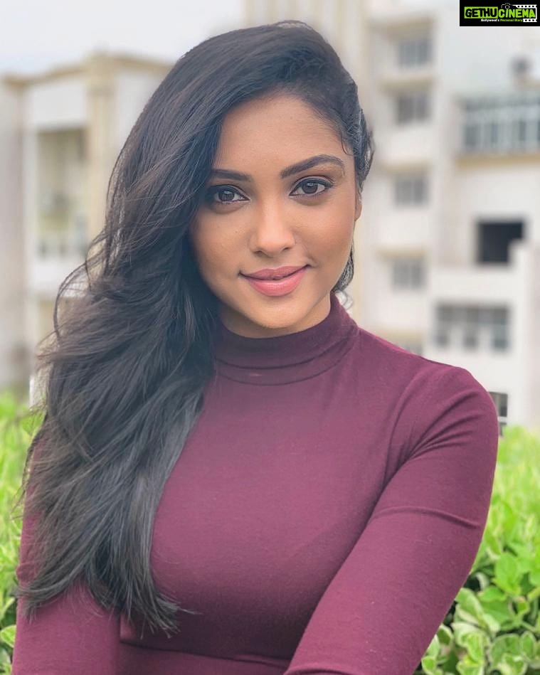 Smruthi Venkat Instagram - There's always a reason to smile Find it ! ✨ Pc @thetravelleraa 🧡