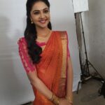 Smruthi Venkat Instagram - #workmode #inbetweenshoot 🧡