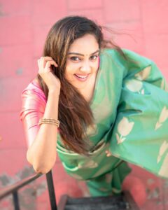 Smruthi Venkat Instagram - Saree after a long time 😻

Saree @swarnasaris 

Pc @mithunksairam 

#saree #mondaymotivation #sareelove #traditional #tamilponnu
