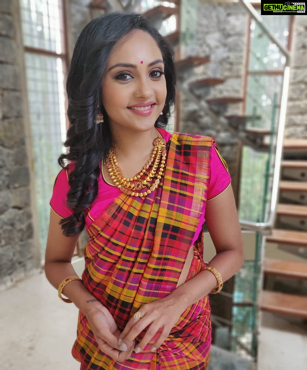 Smruthi Venkat Instagram - Always wear a smile 😃