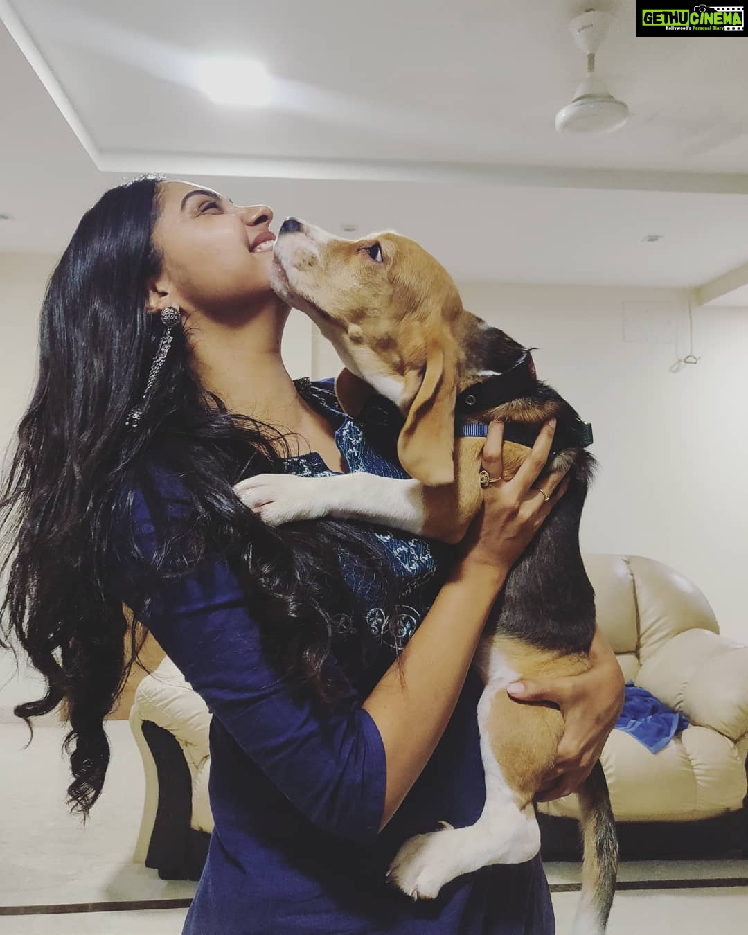 Smruthi Venkat Instagram - Blessed is a person who has earned love of a dog ✨