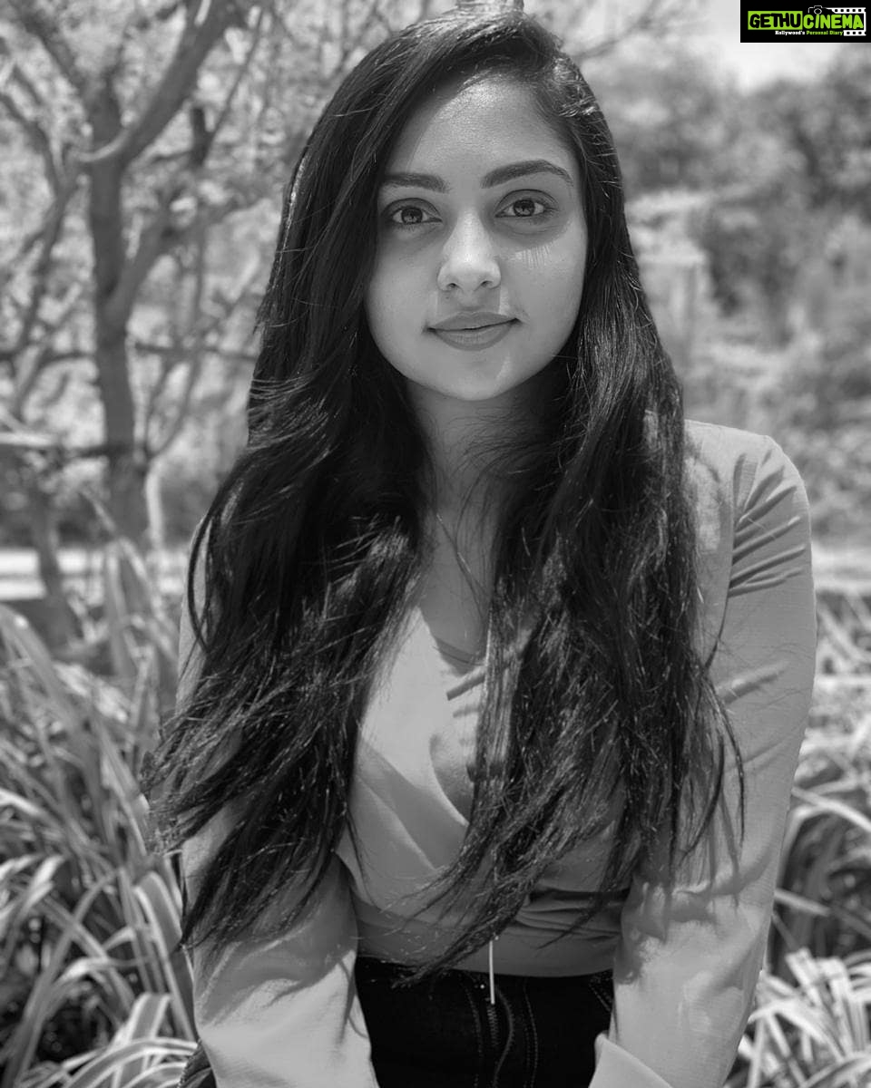 Smruthi Venkat Instagram - Black and White done right ✅ Pc @thetravelleraa