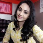 Smruthi Venkat Instagram – Tired but Never too tired for the vanity van selfie 😋