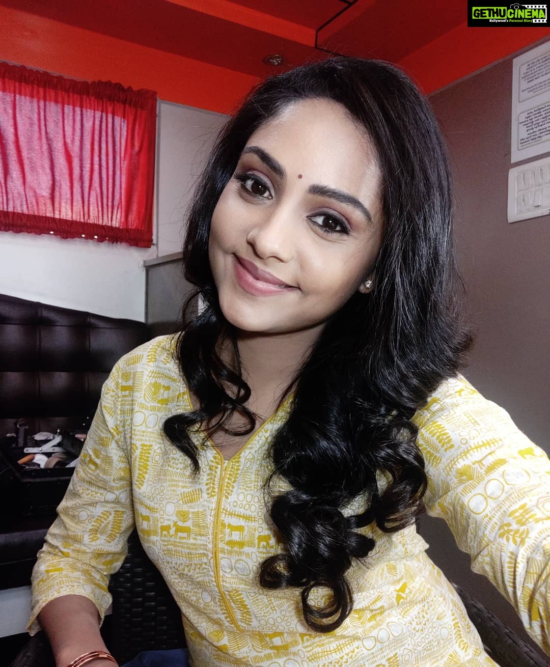 Smruthi Venkat Instagram - Tired but Never too tired for the vanity van selfie 😋
