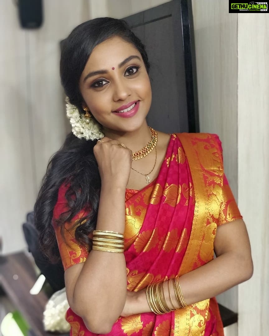Smruthi Venkat Instagram - #sareeswag 💥 Mua @makeupgiribabu