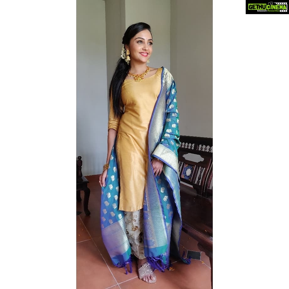 Smruthi Venkat Instagram - #inbetweenshots #workday #ootd #traditional #shootday #pose ✨ Styled by @preethi_nedumaran_official 💓