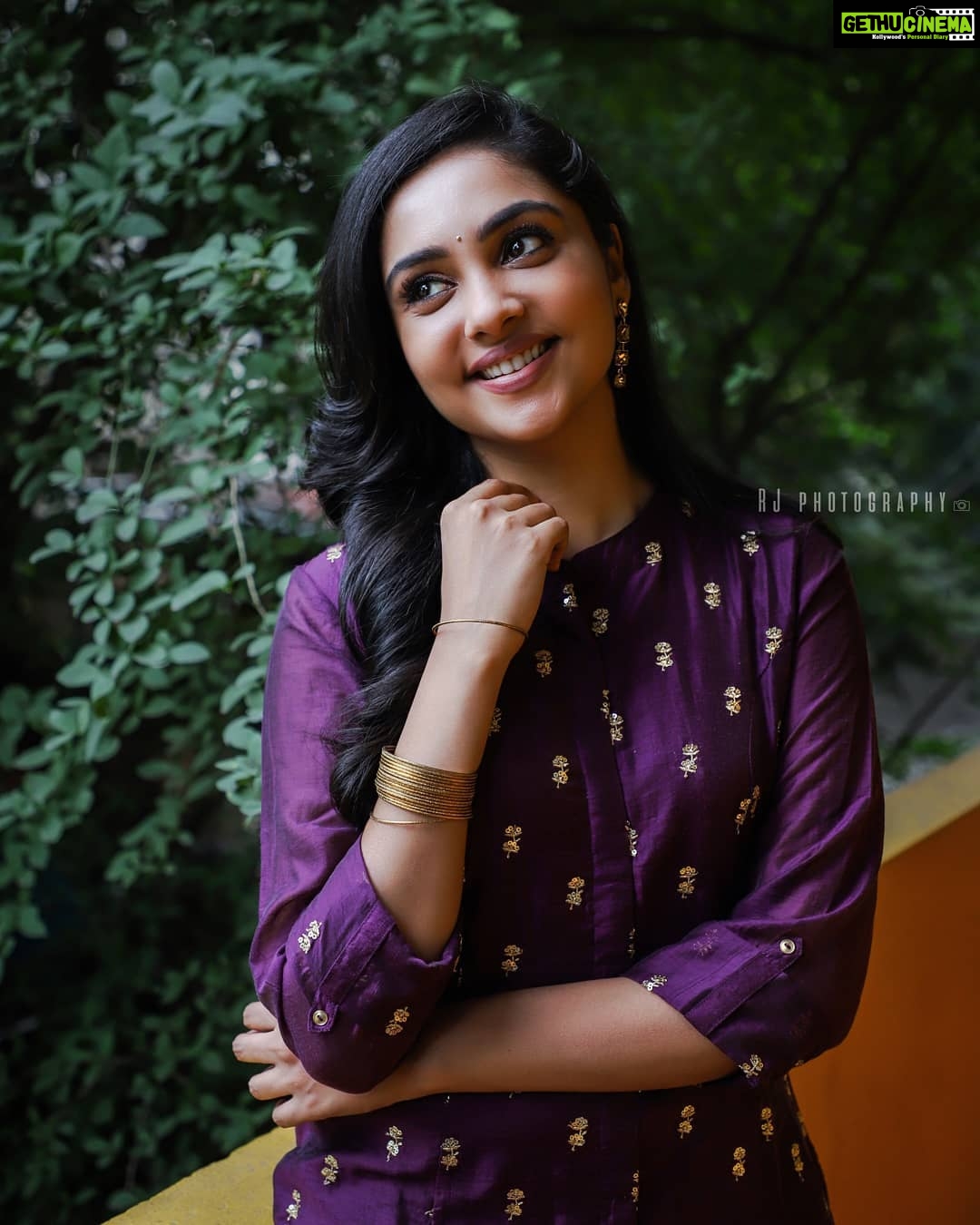 Smruthi Venkat Instagram - Always Wear a simple smile ✨ PC @__naked_eyes__ H&m @leandra_bombshellmakeup