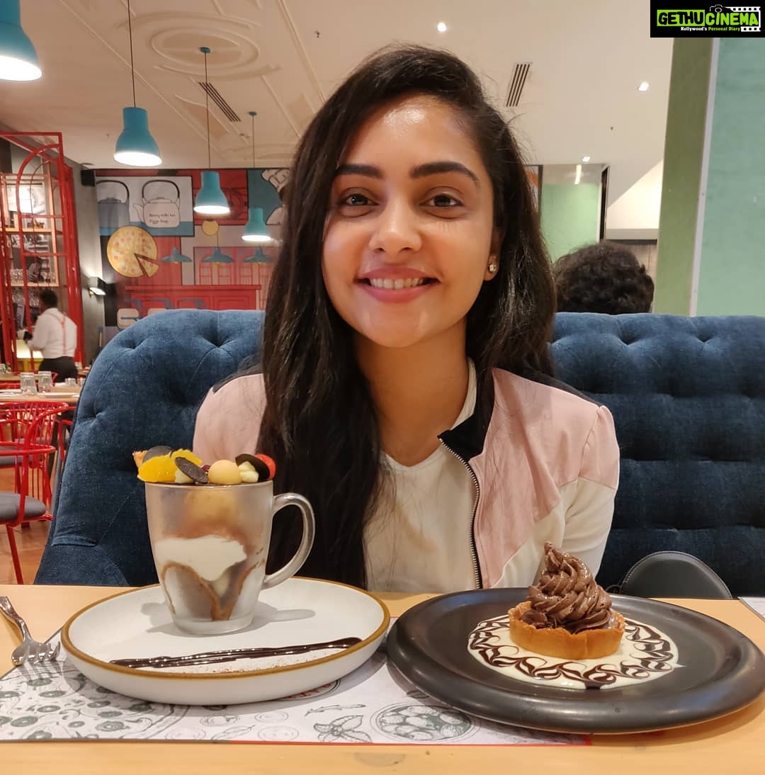 Smruthi Venkat Instagram - Movie and desserts kinda day 🥰 ✨