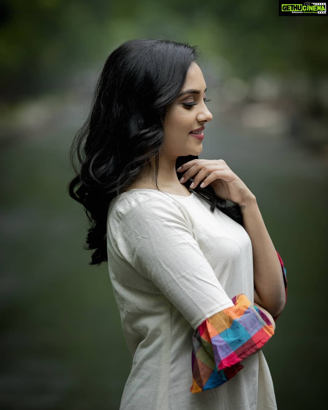 Smruthi Venkat Instagram - #candid @sathish_pro Pc @kiransaphotography H&M @chisellemakeupandhair Wardrobe @theanarkalishop