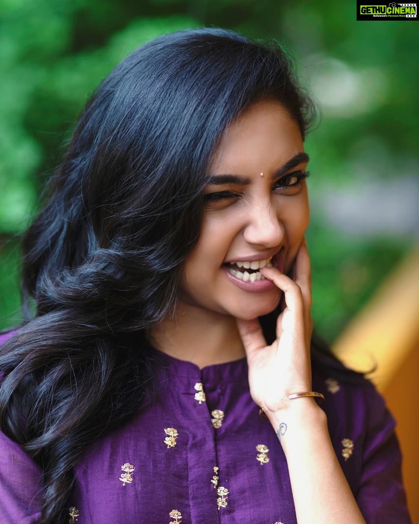 Smruthi Venkat Instagram - Being naughty makes life a lot more fun 😜😝🤭 Pc @iam_just_a_common_man H&M @leandra_bombshellmakeup