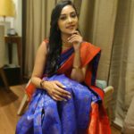 Smruthi Venkat Instagram - My favourite thing to wear is a saree 💙♥️ Thanks a ton @monzasbymonishaashwin for the prett saree and the necklace ♥️ Hair and makeup @vurvesalon 💙 Sheraton Grand Chennai Resort & Spa