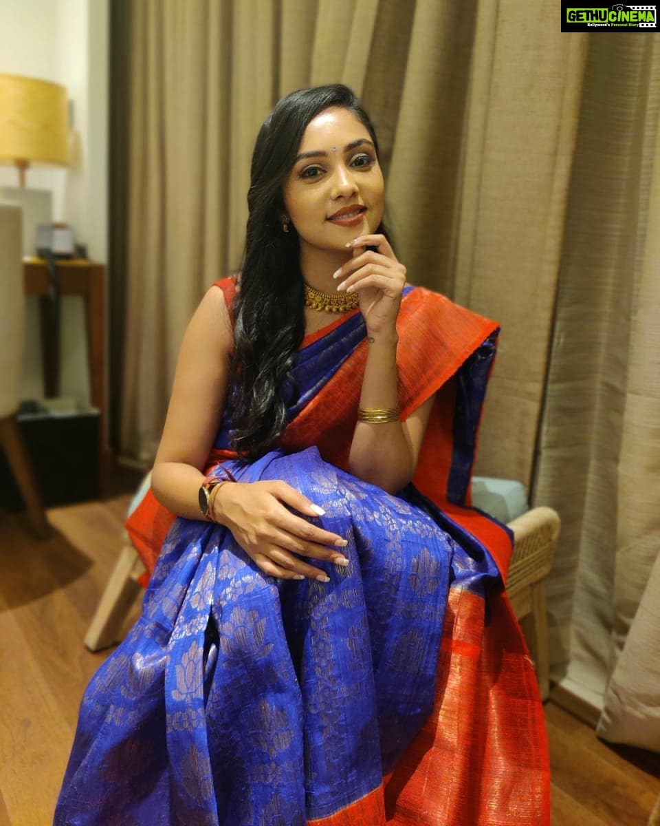Smruthi Venkat Instagram - My favourite thing to wear is a saree 💙♥️ Thanks a ton @monzasbymonishaashwin for the prett saree and the necklace ♥️ Hair and makeup @vurvesalon 💙 Sheraton Grand Chennai Resort & Spa
