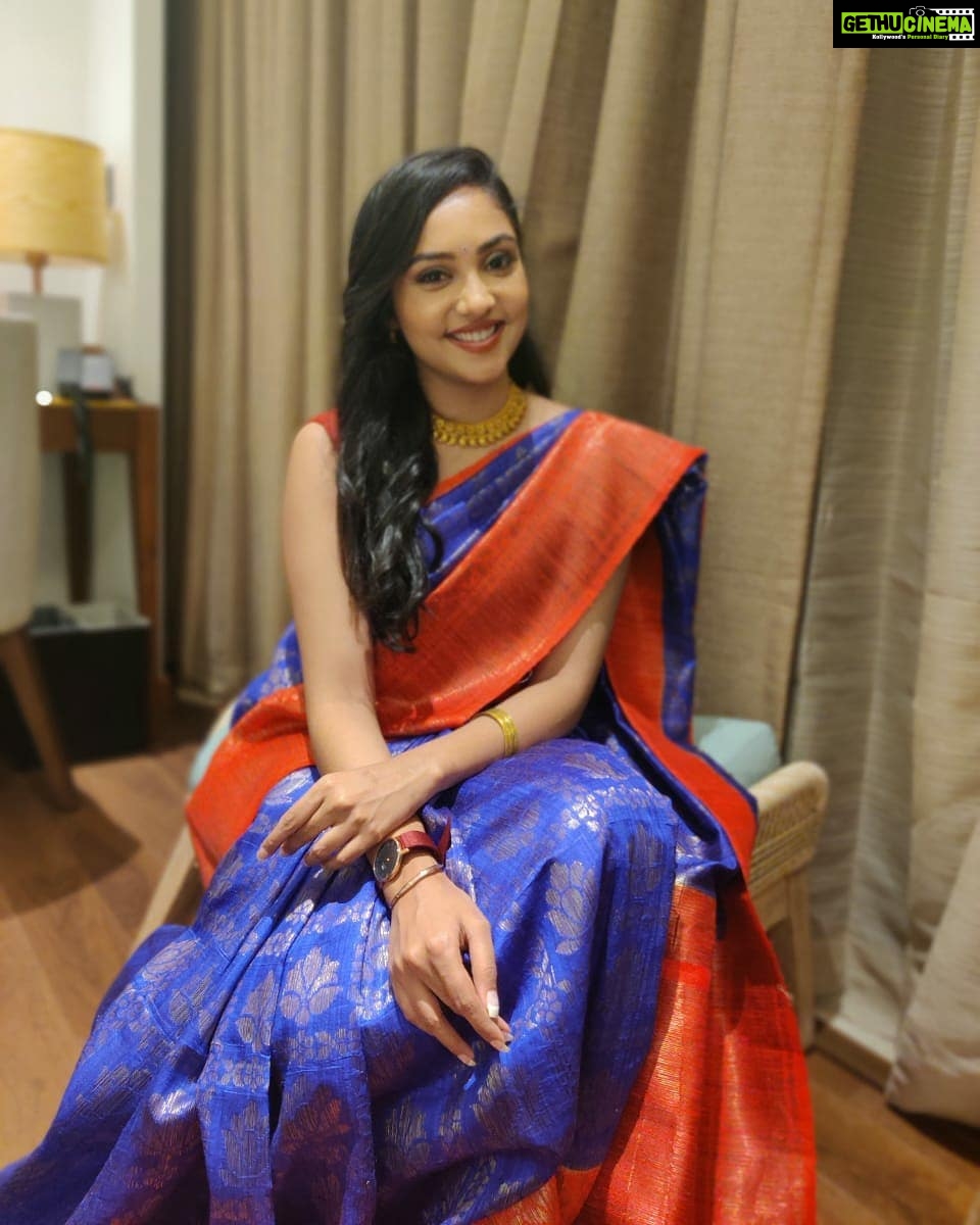 Smruthi Venkat Instagram - My favourite thing to wear is a saree 💙♥️ Thanks a ton @monzasbymonishaashwin for the prett saree and the necklace ♥️ Hair and makeup @vurvesalon 💙 Sheraton Grand Chennai Resort & Spa