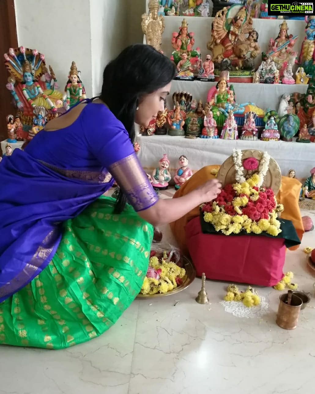 Smruthi Venkat Instagram - Let this navratri bring you eternal peace and happiness ✨ #navaratri #golu 🙏🏻