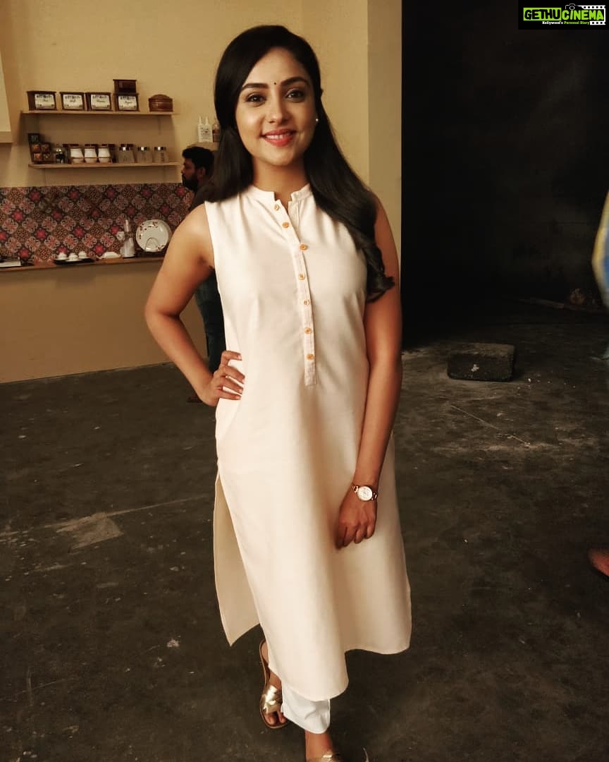 Smruthi Venkat Instagram - #workday #inbetweenshoot #adfilm #workhappy #posepose ✨ Mua @maddinagiribabu Styled by @sin.dayal