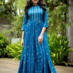 Smruthi Venkat Instagram - #mondayblues 💙✨ @sathish_pro @teamaimpro Pc @kiransaphotography H&M @chisellemakeupandhair Wardrobe @theanarkalishop_official