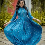 Smruthi Venkat Instagram - #mondayblues 💙✨ @sathish_pro @teamaimpro Pc @kiransaphotography H&M @chisellemakeupandhair Wardrobe @theanarkalishop_official