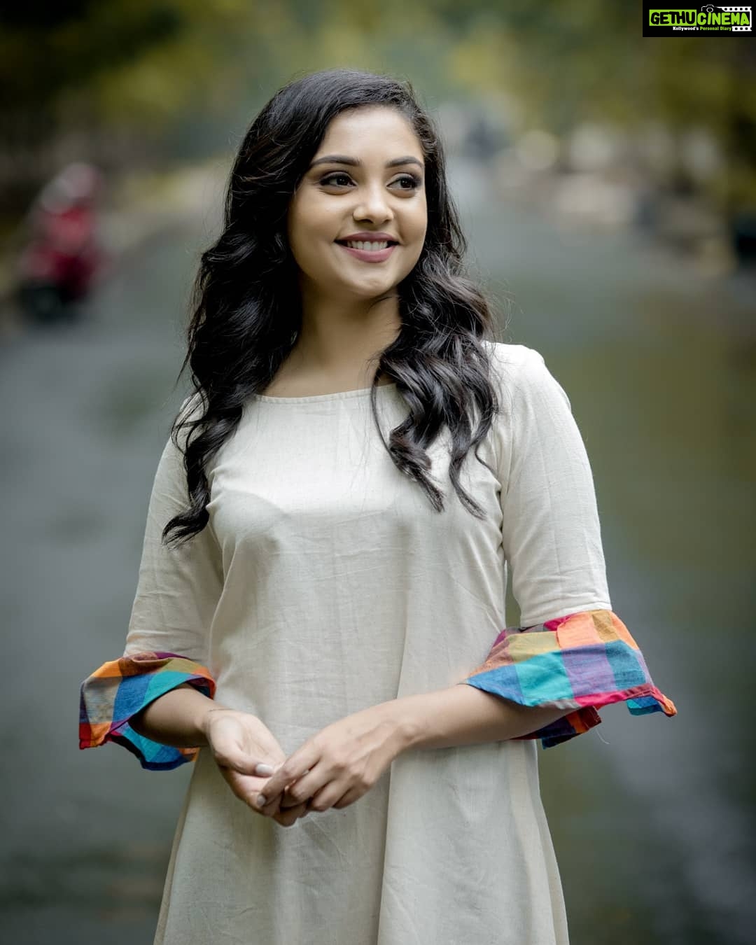 Smruthi Venkat Instagram - Happiness is the path enjoy the journey ✨ @sathish_pro @teamaimpro Pc @kiransaphotography Mua @chisellemakeupandhair Wardrobe @theanarkalishop_official