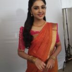 Smruthi Venkat Instagram - #workmode #inbetweenshoot 🧡