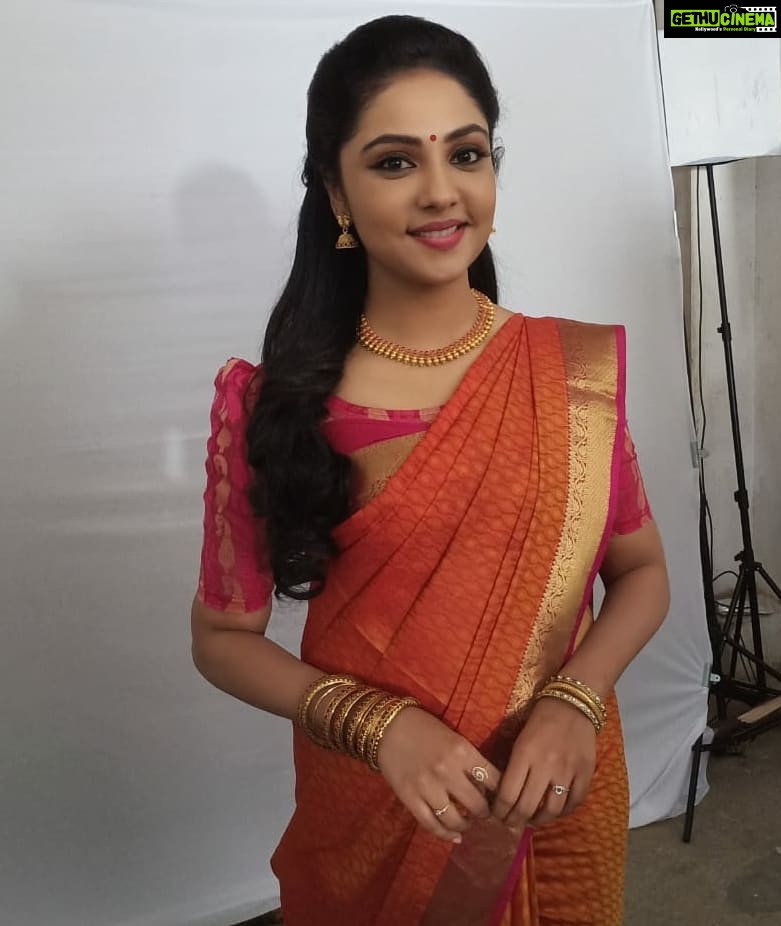 Smruthi Venkat Instagram - #workmode #inbetweenshoot 🧡