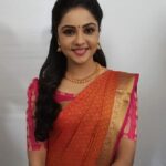 Smruthi Venkat Instagram - #workmode #inbetweenshoot 🧡