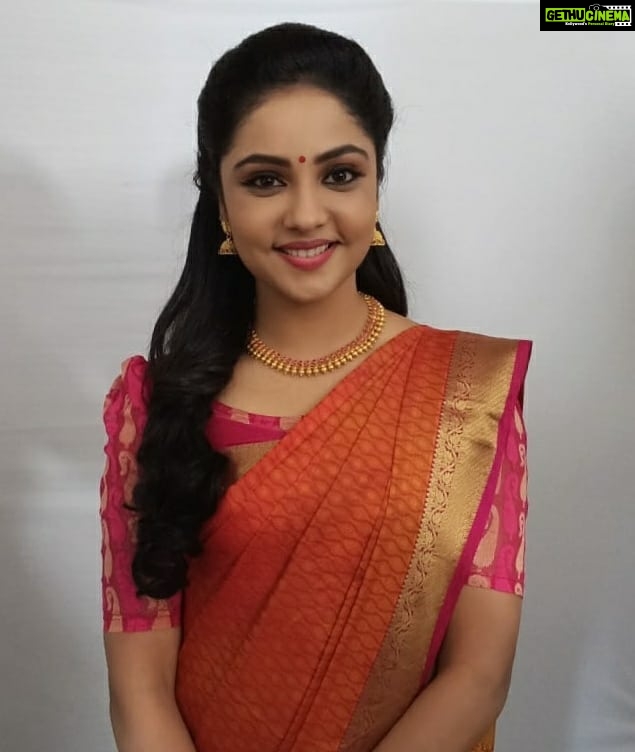 Smruthi Venkat Instagram - #workmode #inbetweenshoot 🧡