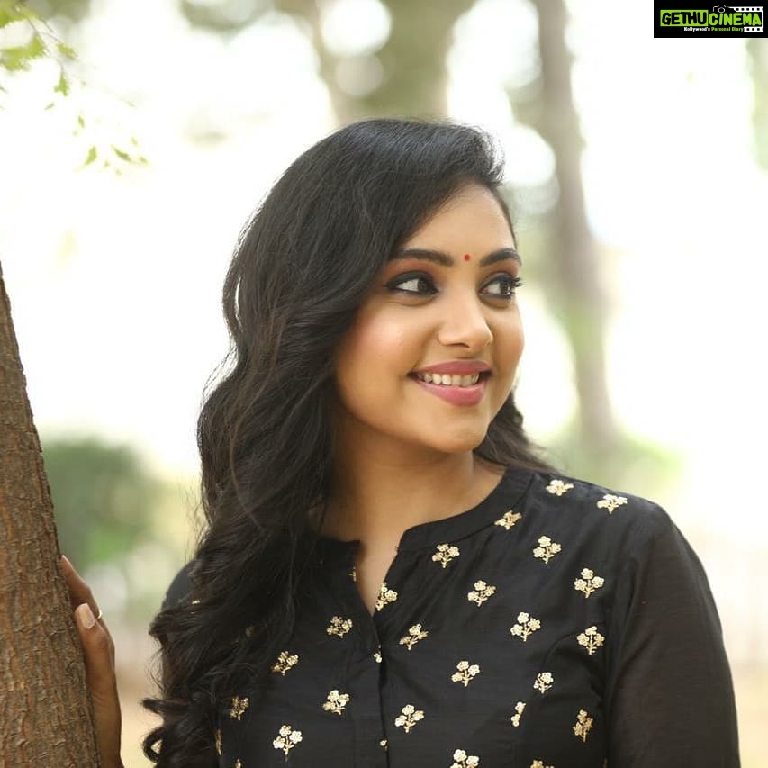 Smruthi Venkat Instagram - Whatever comes in my way, I take it with smile 😊