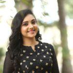 Smruthi Venkat Instagram - Whatever comes in my way, I take it with smile 😊