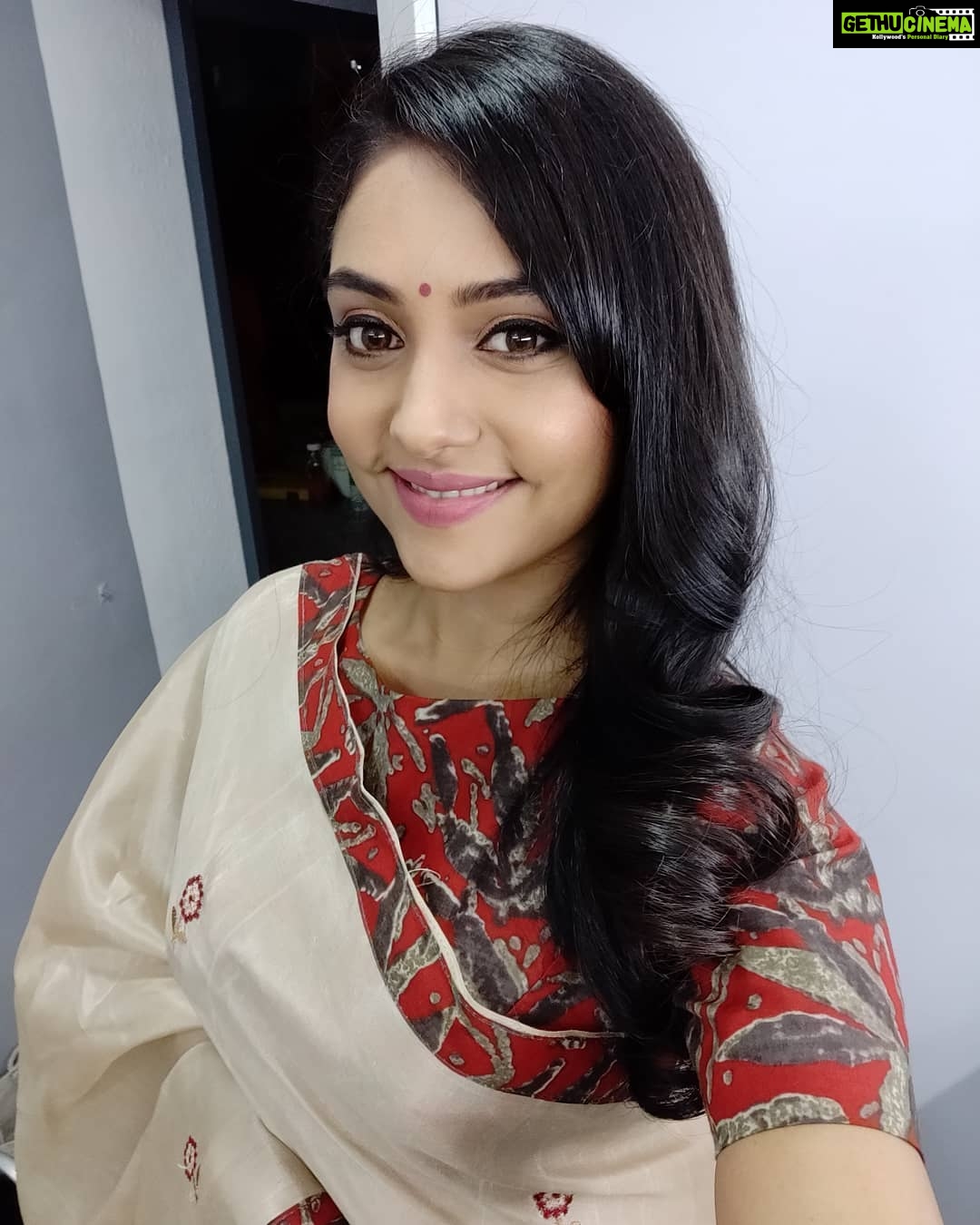 Smruthi Venkat Instagram - #sareeselfie 💓