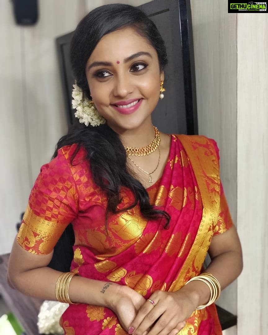 Smruthi Venkat Instagram - #sareeswag 💥 Mua @makeupgiribabu