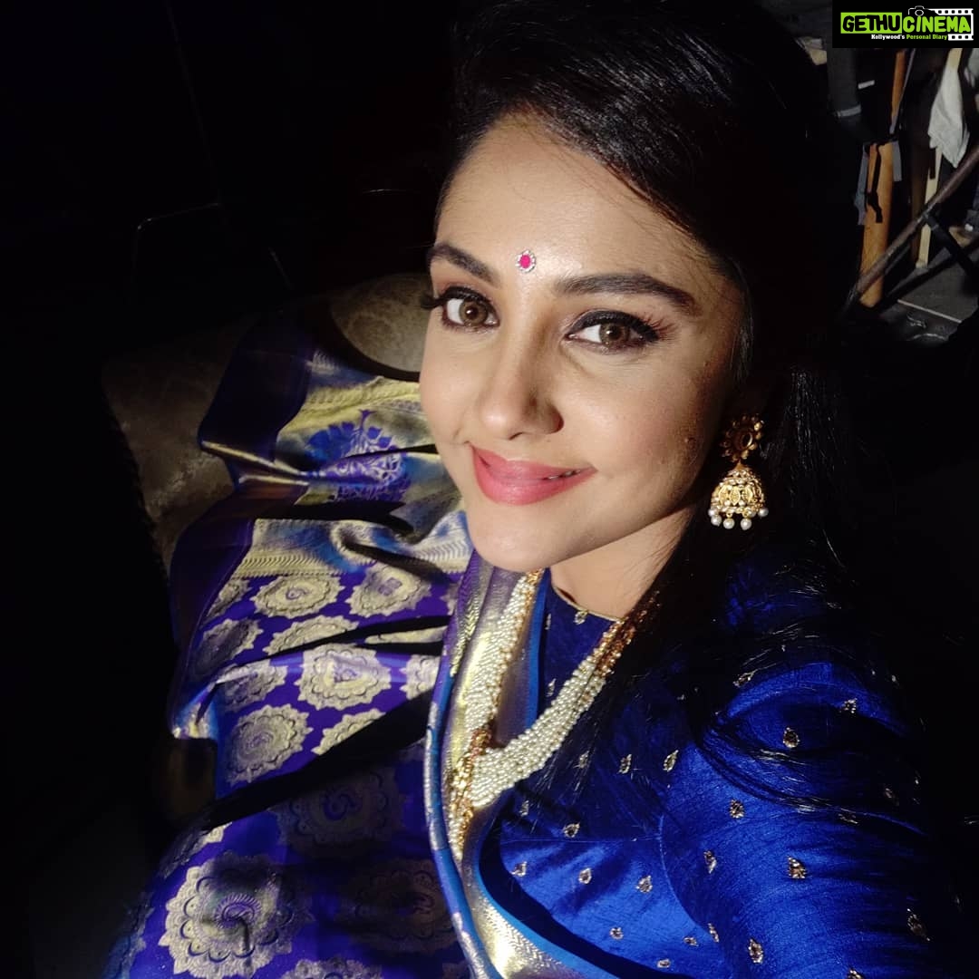 Smruthi Venkat Instagram - #sareeselfie ✨
