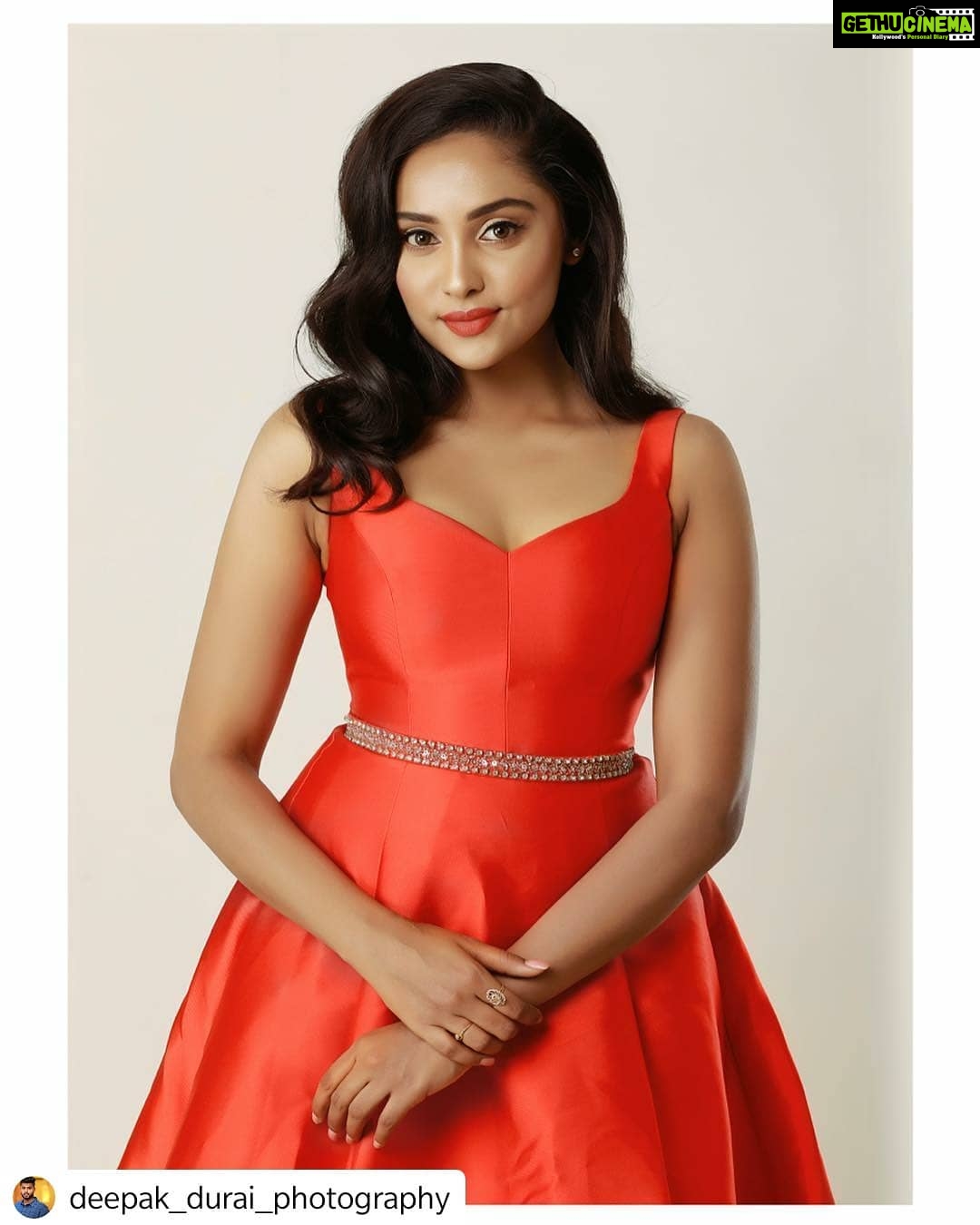 Smruthi Venkat Instagram - There's a shade of red for woman ✨ Mua @preethiartistry Hair @jayashree_hairstylist Pc @deepak_durai_photography 🥰