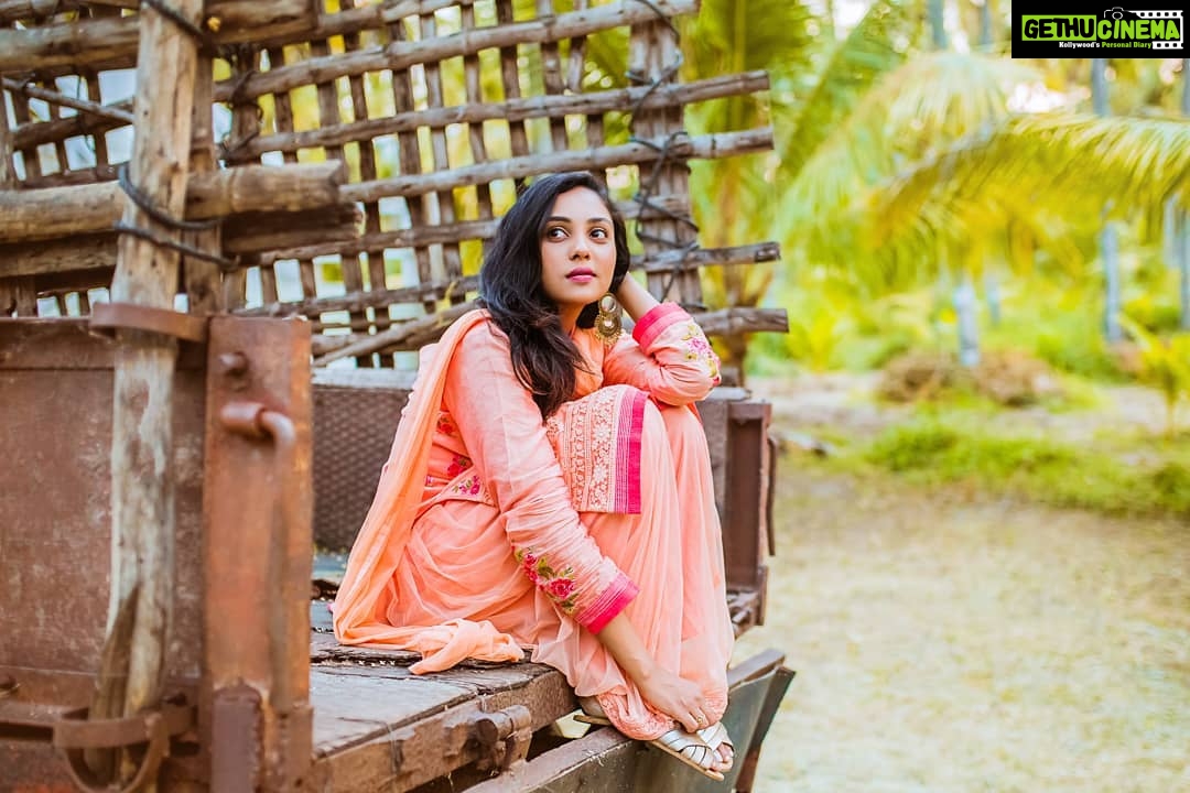 Smruthi Venkat Instagram - ✨ Pc @sathyasekar_