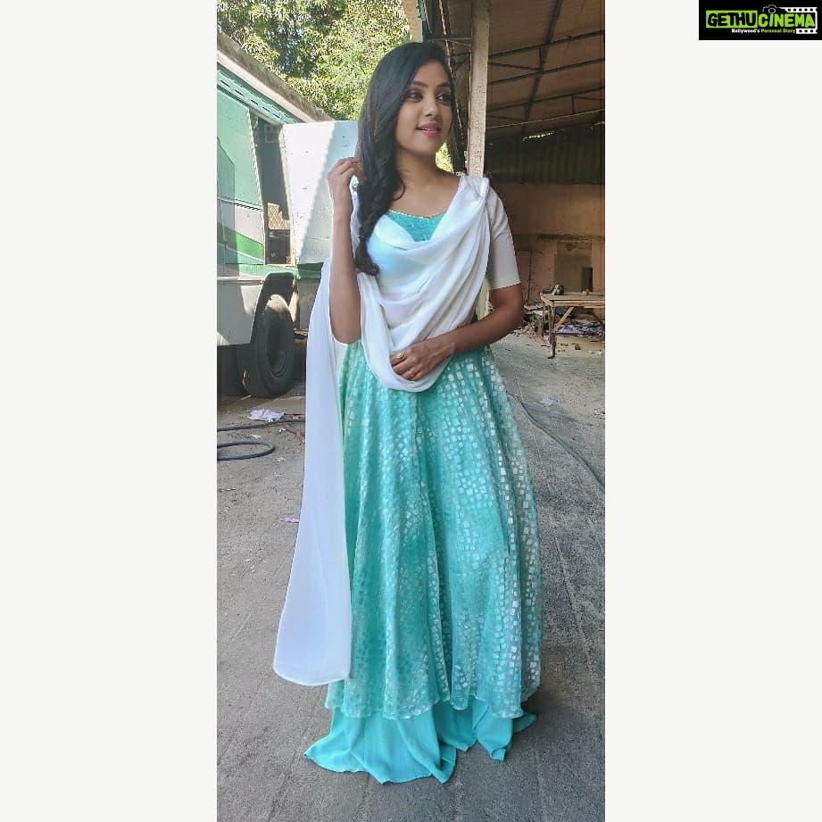 Smruthi Venkat Instagram - #workworkwork #shoot #inbetweenshots #tvc #smruthivenkat