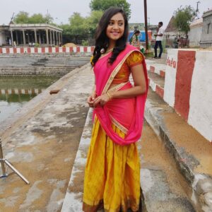 Smruthi Venkat Instagram - #dhavani #tamil #work #shooting #smruthivenkat ✨