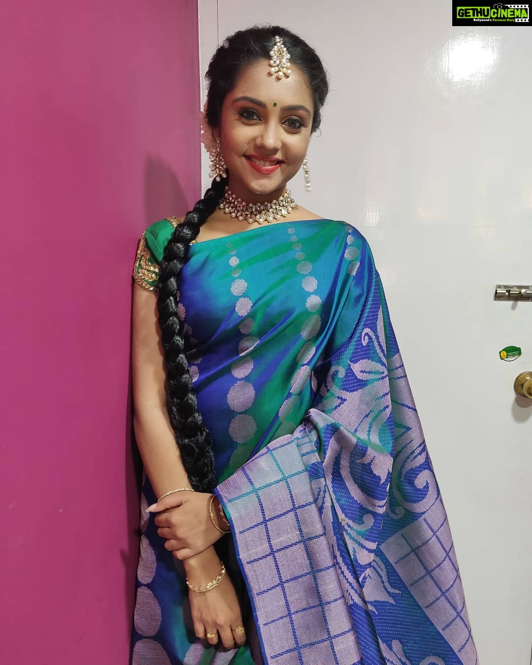 Smruthi Venkat Instagram - #sareelove #work #shotononeplus6 #inbetweenshots #smruthivenkat ✨😍
