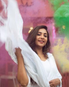 Smruthi Venkat Instagram - #happyholi ✨

#holi #color #fun 

Pc @mithunksairam