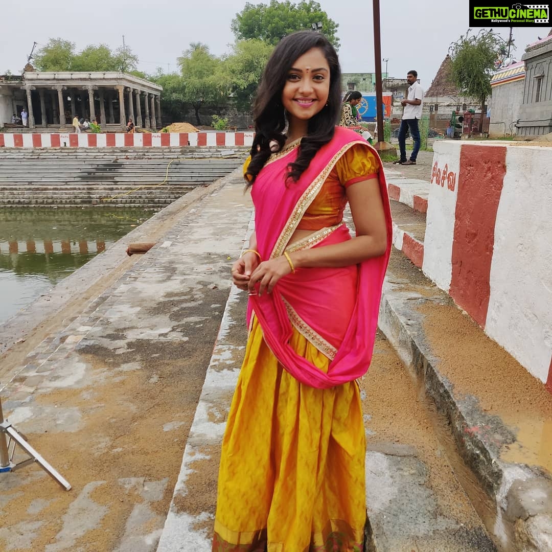 Smruthi Venkat Instagram - #dhavani #tamil #work #shooting #smruthivenkat ✨