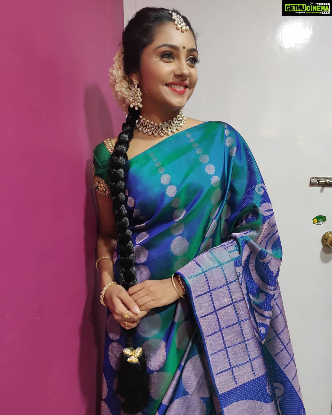 Smruthi Venkat Instagram - #sareelove #work #shotononeplus6 #inbetweenshots #smruthivenkat ✨😍